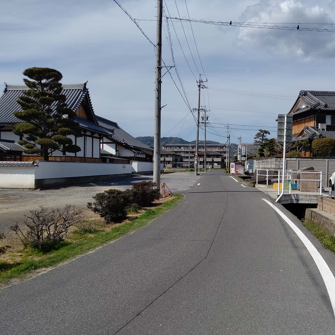 1.開化寺の前の道からスタートです。